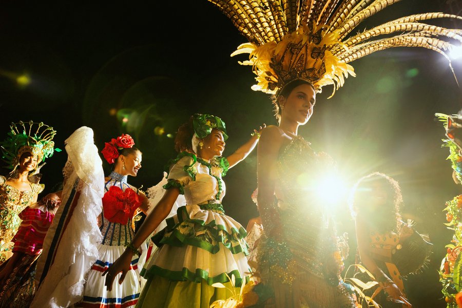 Phần trình diễn Trang phục dân tộc "Dances of the world"