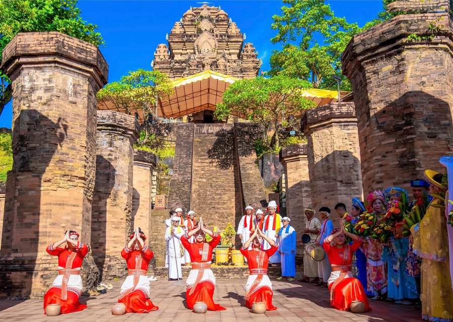 Thực hành nghi thức rước nước lên Tháp Bà Pô Nagar