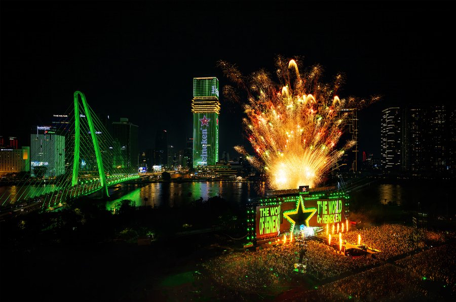 Quang cảnh khu vực bờ sông Sài Gòn đêm diễn ra sự kiện "Siêu trải nghiệm The World Of Heineken®"