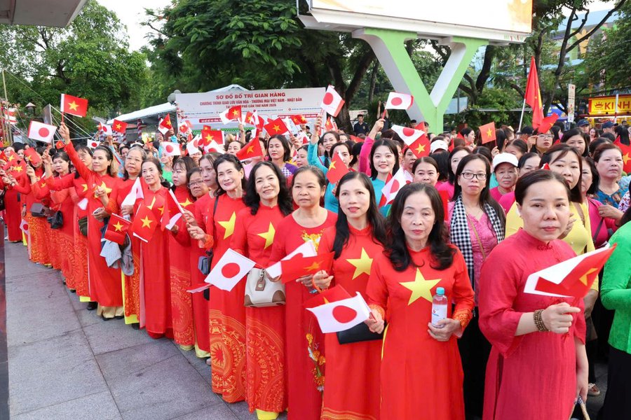 Chị em phụ nữ trong tà áo dài thướt tha