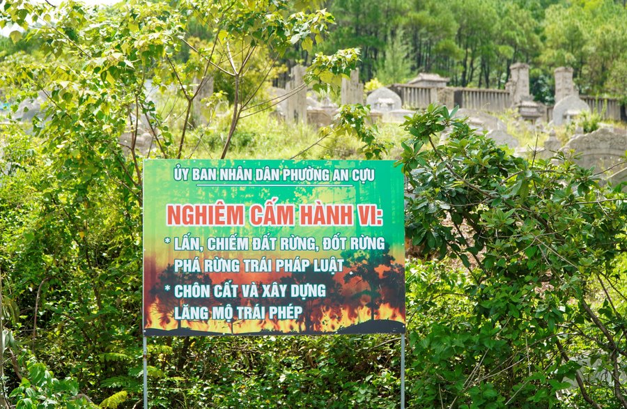 Phường An Cựu cắm biển cấm chôn cất, xây dựng lăng mộ ở khu vực núi Ngự Bình