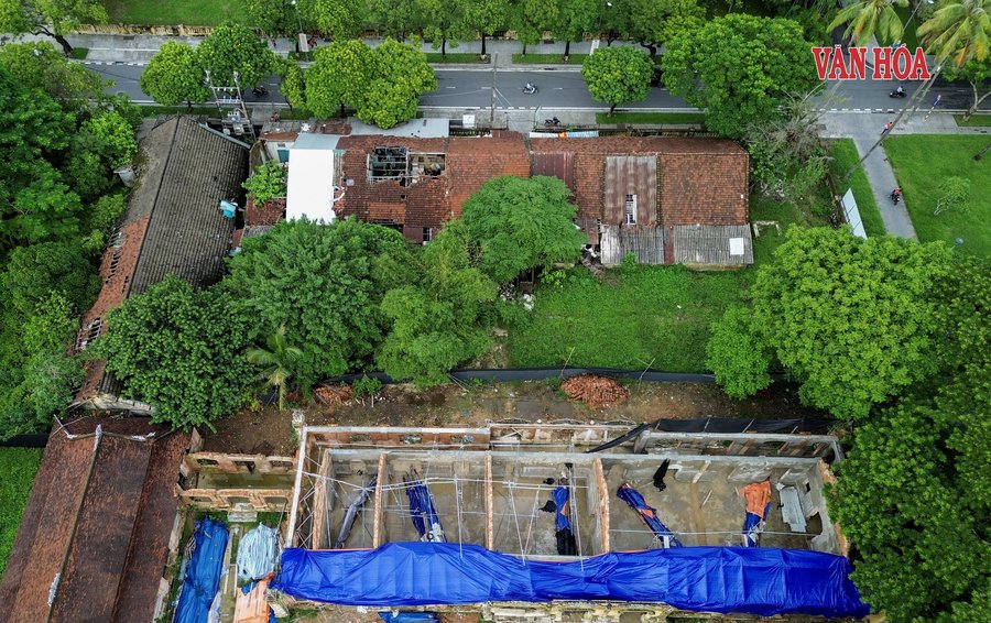 Theo ghi nhận của phóng viên, các dãy nhà ở khu tập thể số 2 Đoàn Thị Điểm và số 15A Đinh Tiên Hoàng – nằm hai bên của di tích Quốc Tử Giám triều Nguyễn, đã xuống cấp nghiêm trọng, có thể sụp đổ bất cứ lúc nào. Ảnh: Sơn Thùy