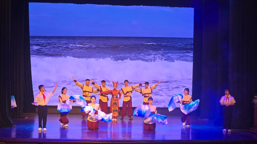 Các đội thi đã mang đến sân khấu không chỉ là những phần thi được chuẩn bị công phu, mà còn là tình yêu đối với sách, niềm tự hào về truyền thống lịch sử, văn hóa của quê hương Đất Cảng và Xứ Đông