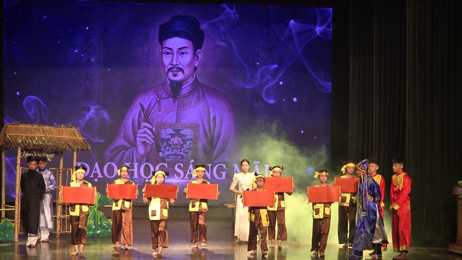 Các em học sinh luôn tự hào về truyền thống của thế hệ trước