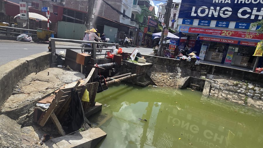 Khi nước chưa rút, lòng mương trở thành nước tù đọng, các miệng cống nhìn bẩn thỉu, phản cảm