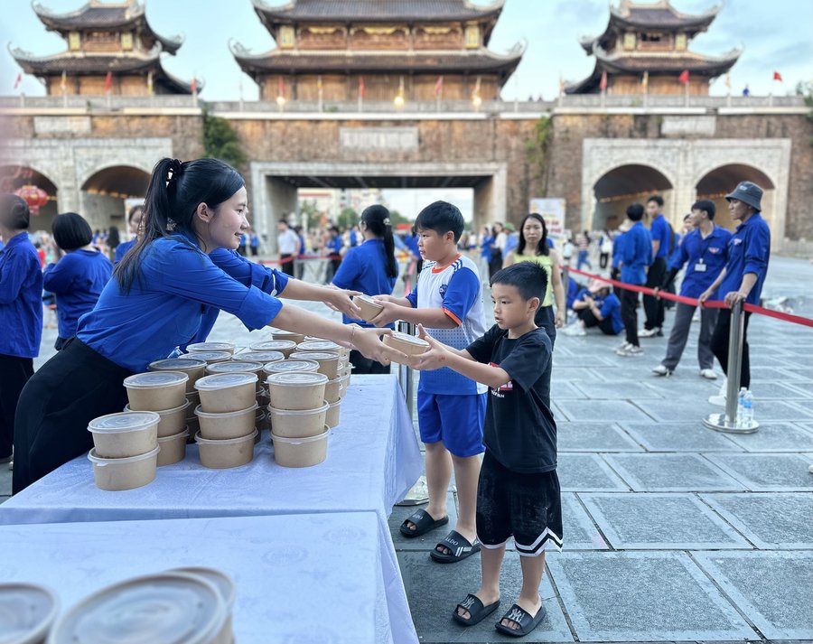 Các em hào hứng khi được nhận món quà nhỏ nhân dịp Trung thu