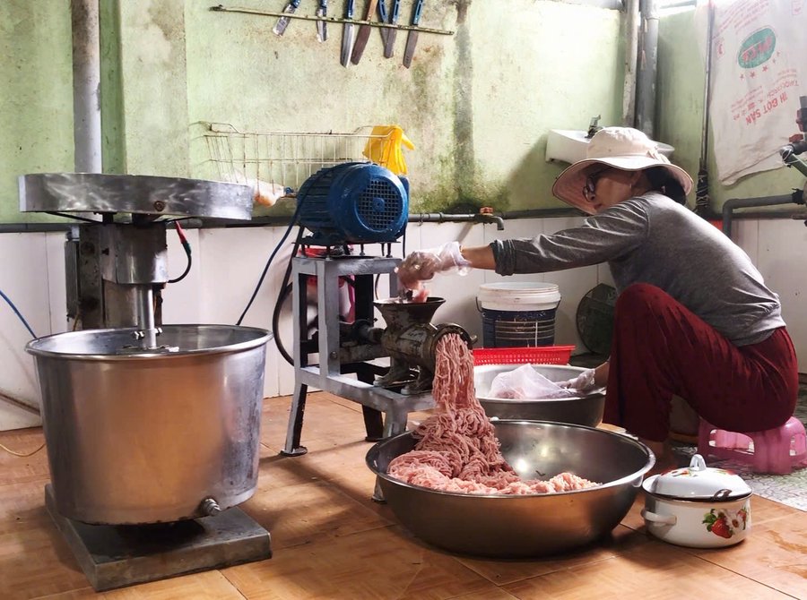 Thịt cá sau khi lọc xương được đưa vào máy xay, quết để tạo độ dai