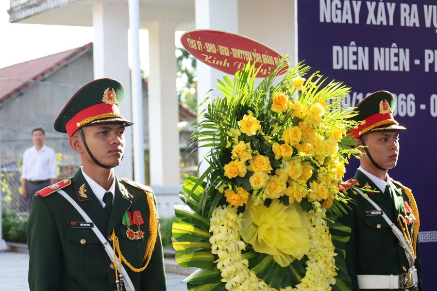 Thành kính dâng hoa tại Bia tưởng niệm Di tích lịch sử văn hóa Vụ thảm sát Diên Niên – Phước Bình