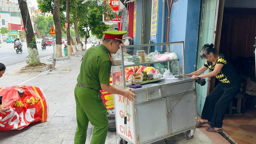 Các lực lượng phối hợp chỉnh trang, xử lý những tồn tại về trật tự đô thị tại các tuyến phố trên địa bàn phường