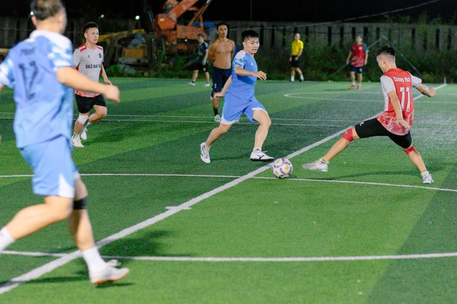 Một trận đấu tại giải bóng đá phong trào ở Thanh Hóa, nơi phong trào bóng đá ngày càng thu hút đông người tham gia