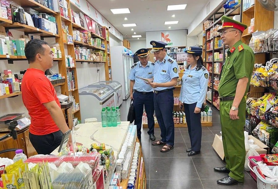 Lực lượng chức năng tăng cường hướng dẫn doanh nghiệp, hộ kinh doanh chấp hành pháp luật về sở hữu trí tuệ trên không gian mạng. Ảnh: Công an tỉnh Tuyên Quang