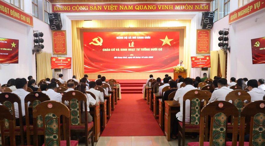 Quang cảnh Lễ chào cờ và sinh hoạt dưới cờ tháng 10