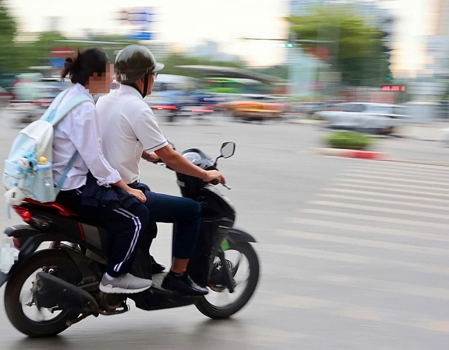Hà Nội: Nhiều phụ huynh bị lập biên bản, giữ xe khi đưa con đến trường