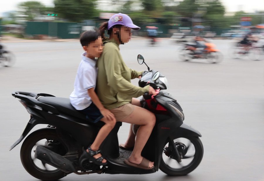 Hà Nội: Nhiều phụ huynh bị lập biên bản, giữ xe khi đưa con đến trường