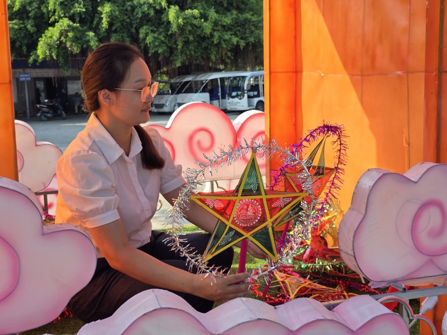 Độc đáo cây đa, cổng làng Đường Lâm trên mô hình đèn Trung thu