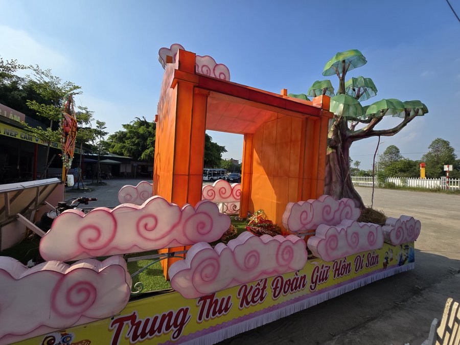 Độc đáo cây đa, cổng làng Đường Lâm trên mô hình đèn Trung thu