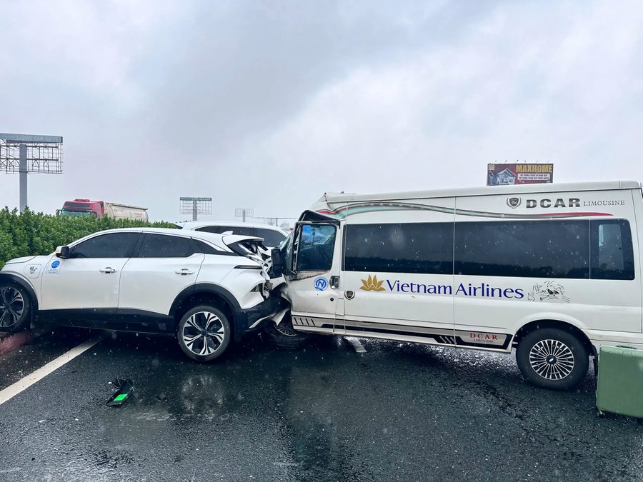 Vụ xe Lexus chèn ép, lạng lách và dừng trên cao tốc Pháp Vân - Cầu Giẽ gây ra tai nạn gíao thông. Ảnh: Cục CSGT