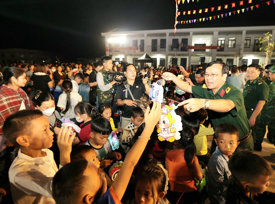 Mang Trung thu đến với trẻ em Na Ngoi