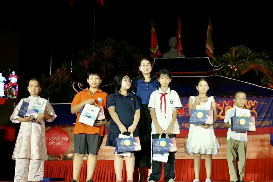 Ban Tổ chức trao quà Trung thu cho các em nhỏ trên địa bàn phường Tây Hồ