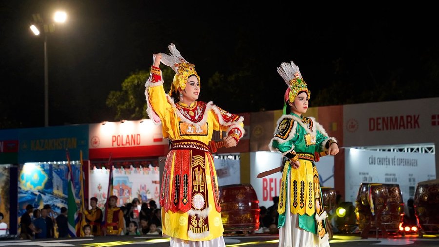 Tuồng, chèo, cải lương lan tỏa tại Lễ hội Văn hóa thế giới tại Hà Nội lần thứ hai