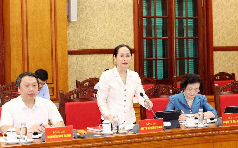 Ủy viên Ban Chấp hành Trung ương Đảng, Bộ trưởng Bộ VHTTDL Lâm Thị Phương Thanh, Ủy viên Thường trực Ban Chỉ đạo báo cáo tại Phiên họp. Ảnh: TTXVN