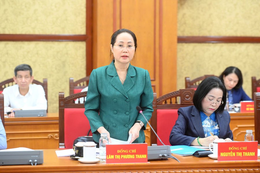 Ủy viên Ban Chấp hành Trung ương Đảng, Bí thư Đảng ủy, Bộ trưởng Bộ VHTTDL Lâm Thị Phương Thanh báo cáo tại buổi làm việc