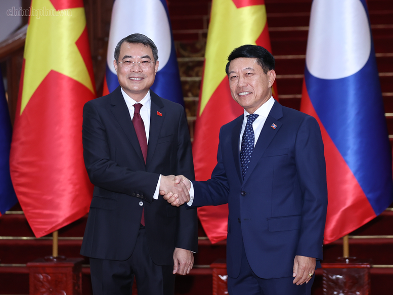 Thủ tướng Lê Minh Hưng và Thủ tướng Saleumxay Kommasith. Ảnh: chinhphu.vn