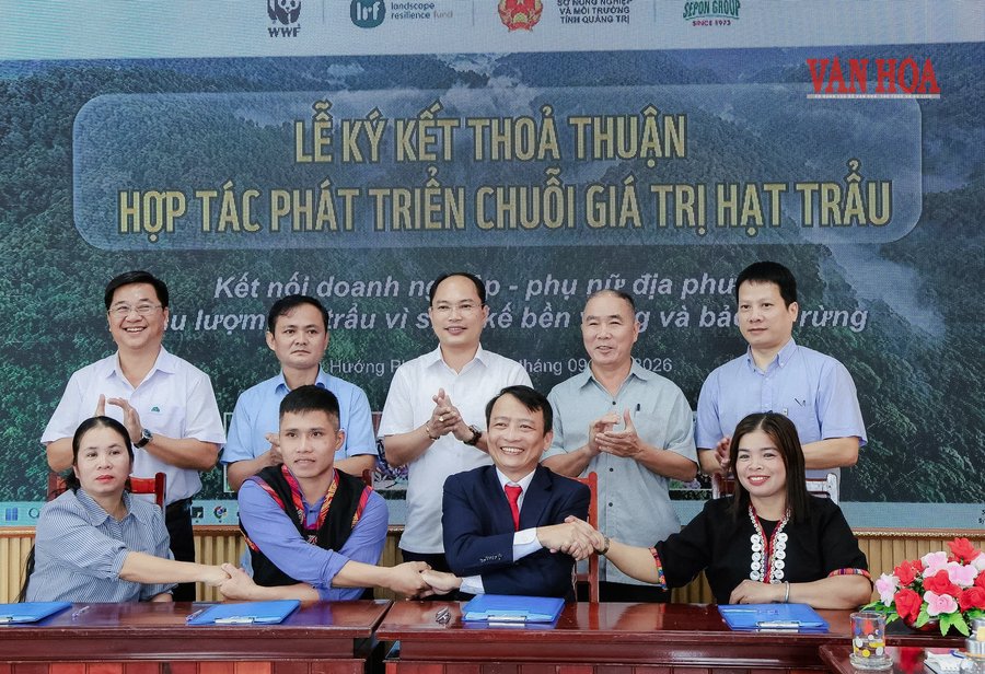 Lễ ký kết thoả thuận hợp tác phát triển chuỗi giá trị hạt trẩu tại xã Hướng Phùng ngày 7.9