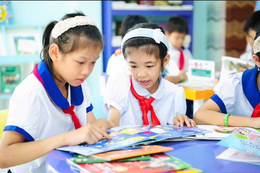 Học sinh xem tài liệu, sách báo trong không gian thư viện thân thiện
