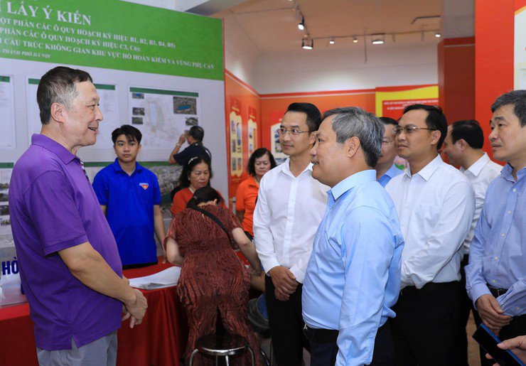 Chủ tịch UBND thành phố Hà Nội Vũ Đại Thắng kiểm tra công tác tổ chức lấy ý kiến cộng đồng dân cư tại Trung tâm Thông tin triển lãm Hà Nội. Ảnh: Lê Hải