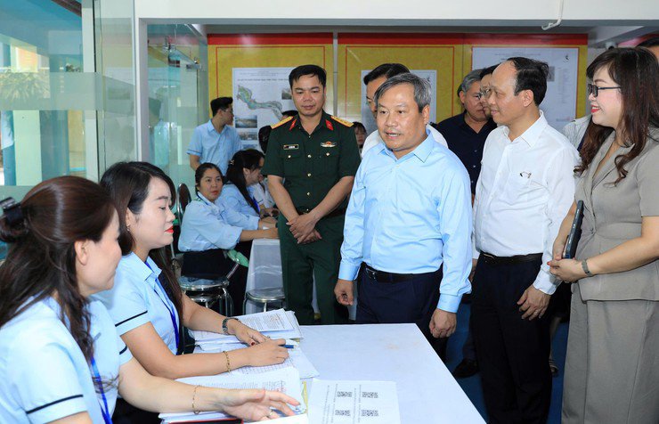 Chủ tịch UBND thành phố Hà Nội Vũ Đại Thắng kiểm tra công tác tổ chức lấy ý kiến cộng đồng dân cư tại trụ sở Ban chỉ huy quân sự phường Hồng Hà. Ảnh: Lê Hải