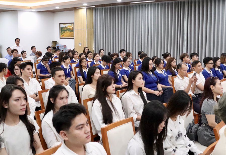 Đại biểu và các sinh viên tham dự Lễ phát động