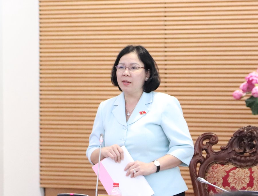 Phó Chủ nhiệm Ủy ban Văn hóa và Xã hội Trần Thị Thanh Lam trình bày Báo cáo thẩm tra