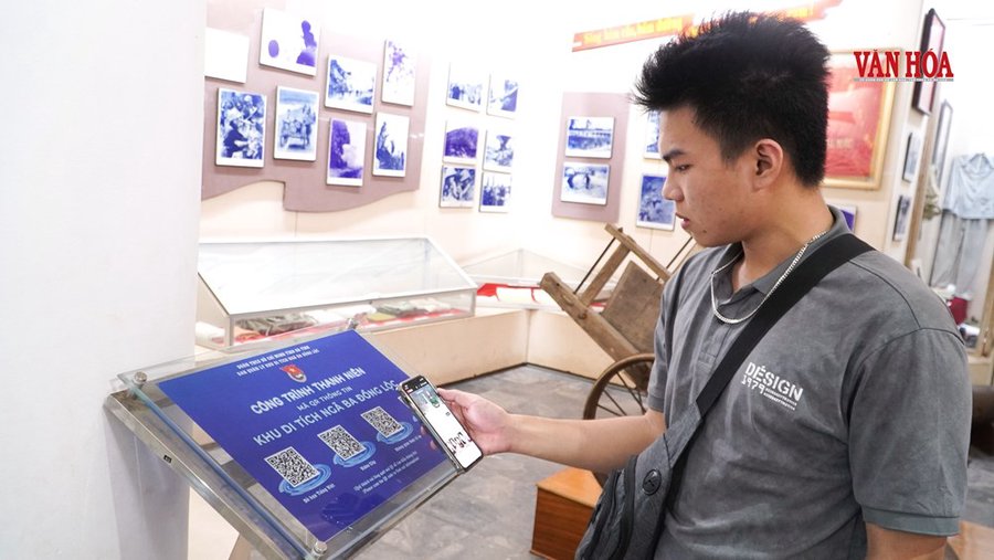 Du khách quét mã QR qua điện thoại để xem toàn bộ tư liệu lịch sử tại Khu di tích Ngã ba Đồng Lộc