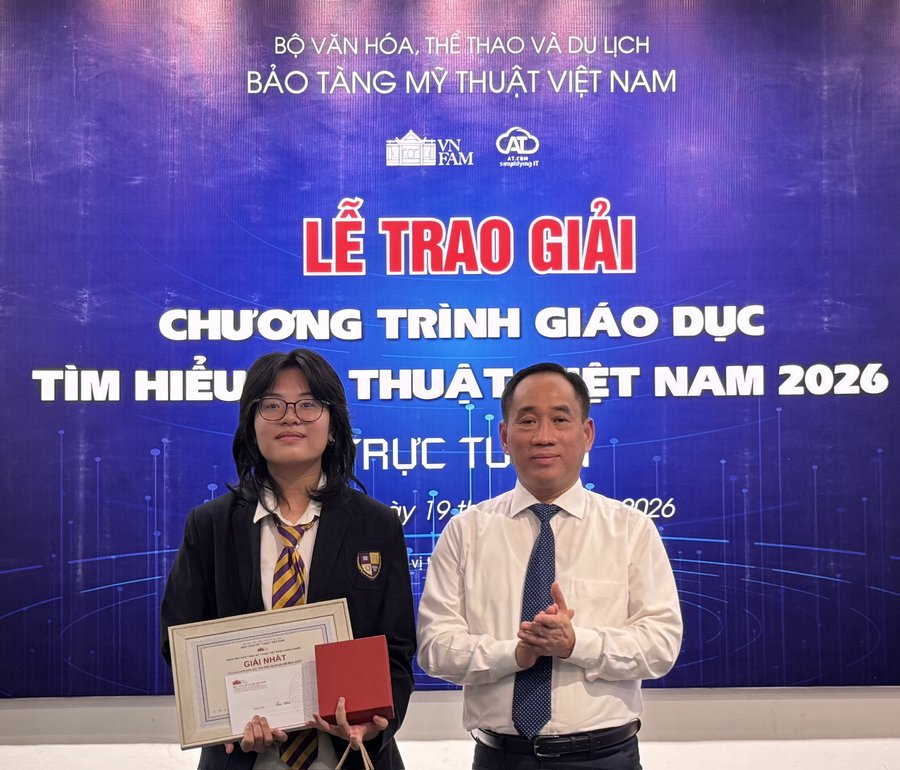 Giám đốc Bảo tàng Mỹ thuật Nguyễn Anh Minh trao giải Nhất cho thí sinh Trần Thị Mai Linh, học sinh Trường Trung học Phổ thông Olympia