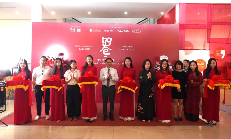 Các đại biểu cắt băng khai mạc Triển lãm