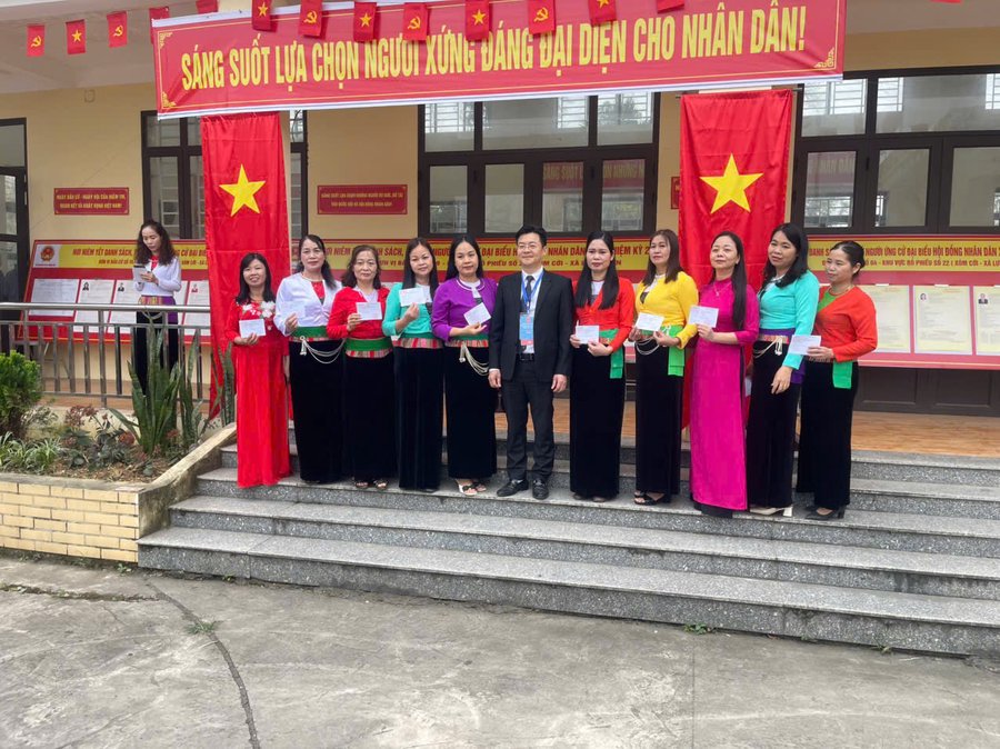 Cử tri xã Lương Sơn, tỉnh Phú Thọ diện các trang phục truyền thống của dân tộc
