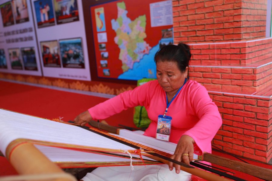 Nghề dệt thổ cẩm của đồng bào Chăm