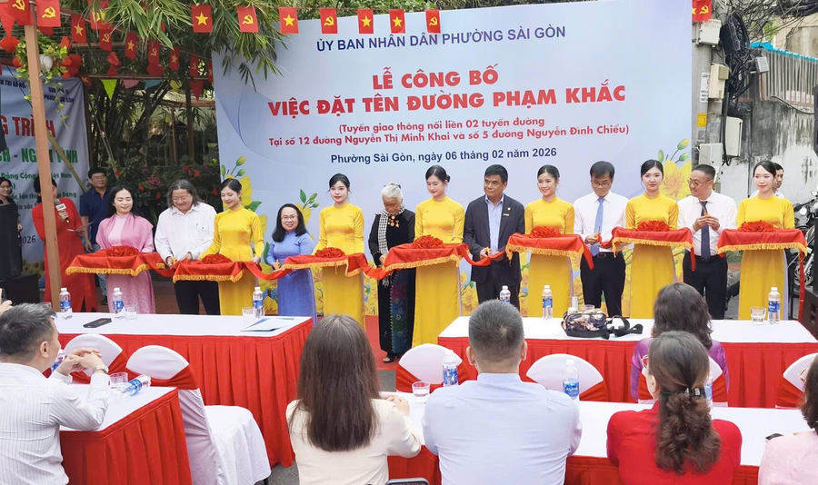 Các đại biểu thực hiện nghi thức công bố việc đặt tên đường Phạm Khắc
