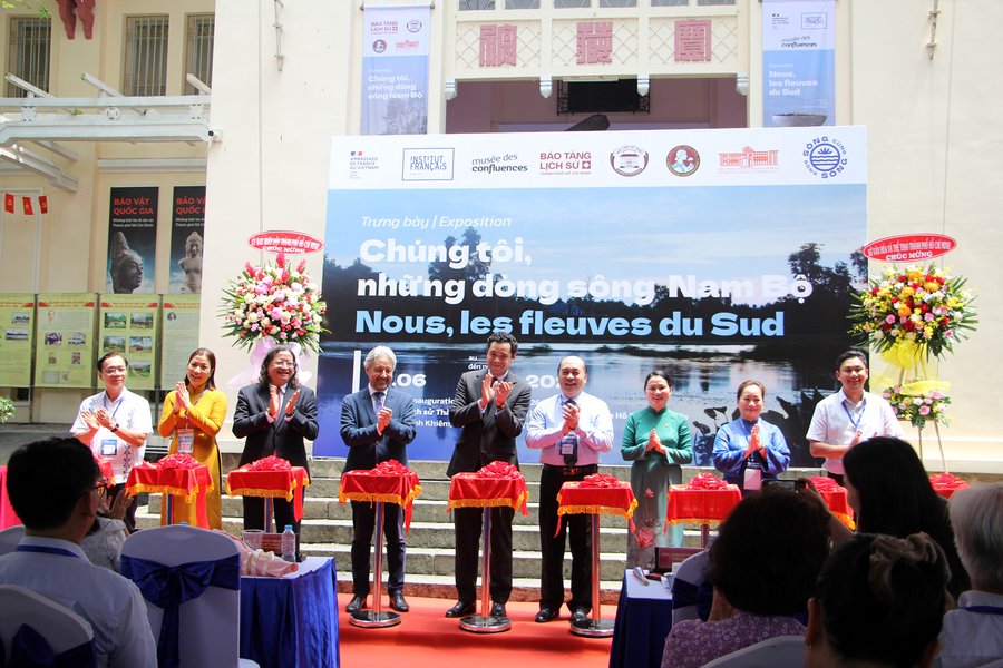 Các đại biểu thực hiện nghi thức khai mạc trưng bày. Ảnh: THÙY TRANG