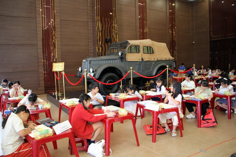 Các bạn nhỏ tham gia cuộc thi vẽ tranh tại Bảo tàng