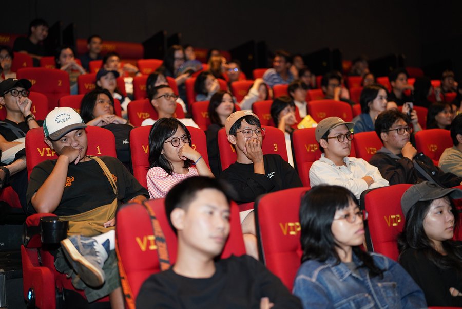 Nhiều bạn trẻ chăm chú theo dõi phần thuyết trình dự án của Top 14