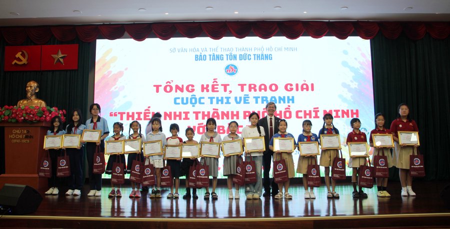 PGS.TS. Nguyễn Văn Minh, nguyên Hiệu trưởng Trường Đại học Mỹ thuật TP.HCM trao giải tập thể cho các thí sinh