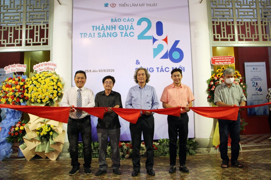 Các đại biểu thực hiện nghi thức cắt băng khai mạc triển lãm mỹ thuật
