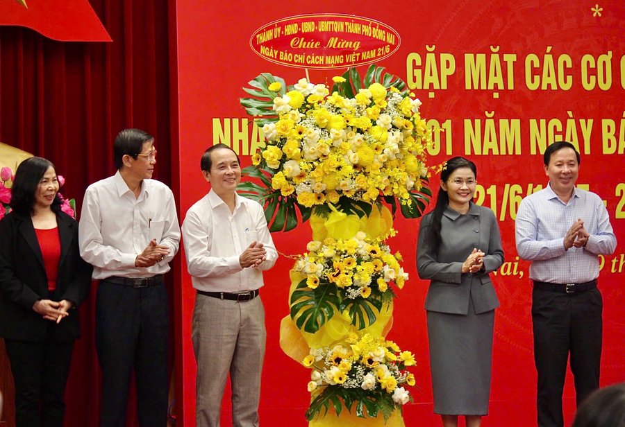 Ủy viên Trung ương Đảng, Phó Bí thư Thường trực Thành ủy, Chủ tịch HĐND thành phố Đồng Nai Tôn Ngọc Hạnh và Phó Bí thư Thành ủy, Chủ tịch UBND thành phố Đồng Nai Nguyễn Văn Út tặng hoa chúc mừng các cơ quan báo chí