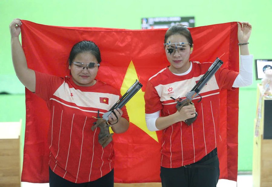Thu Vinh (phải) có năm thứ hai liên tiếp là VĐV xuất sắc nhất của thể thao Việt Nam. Ảnh: TAM NINH