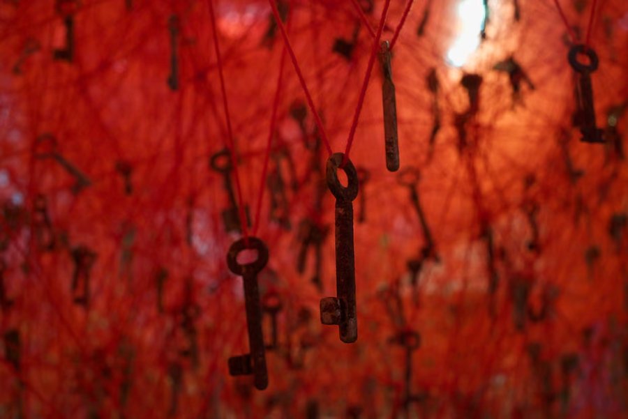 Tác phẩm "Chìa khóa trong tay" của Chiharu Shiota. Ảnh: Chiharu Shiota