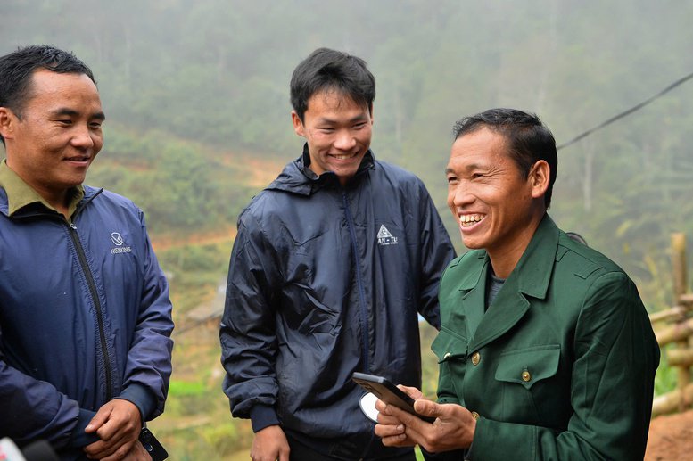 Trong thời đại ngày nay, dù ở đâu, biên giới hay hải đảo, chỉ cần chiếc điện thoại thông minh là có thể biết ngàn vạn tin tức. Ảnh: T. TUỆ