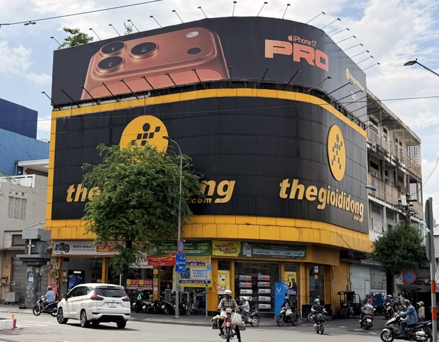 Bảng quảng cáo của Công ty cổ phần Đầu tư Điện máy Xanh tại cơ sở kinh doanh số 482 đường Hồng Bàng (phường Minh Phụng) thực hiện không đúng