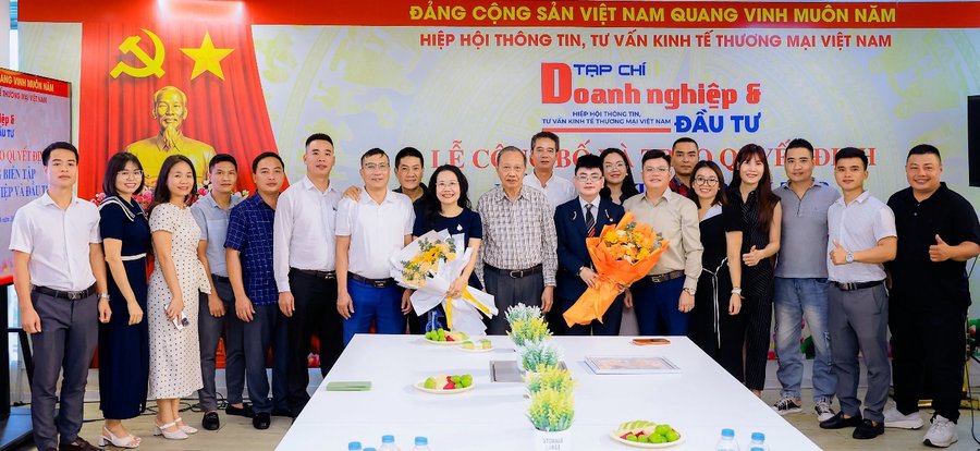 Lãnh đạo Hiệp hội Thông tin, tư vấn kinh tế thương mại Việt Nam cùng tập thể cán bộ, phóng viên, biên tập viên Tạp chí Doanh nghiệp và Đầu tư chúc mừng tân Tổng Biên tập Đào Bình